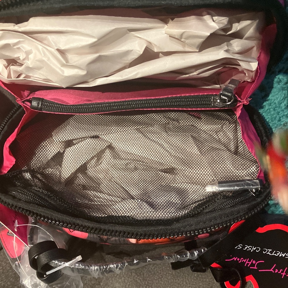 Betsy Johnson Hearts 💕 Loaf Cosmetic Bag W/Mirror - Picture 8 of 10